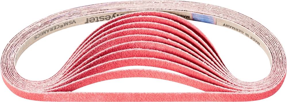 Un ruban de papier plié, de couleur rouge, avec une surface semblable à du papier de verre, empilé en forme d'ondulation sur une surface blanche.