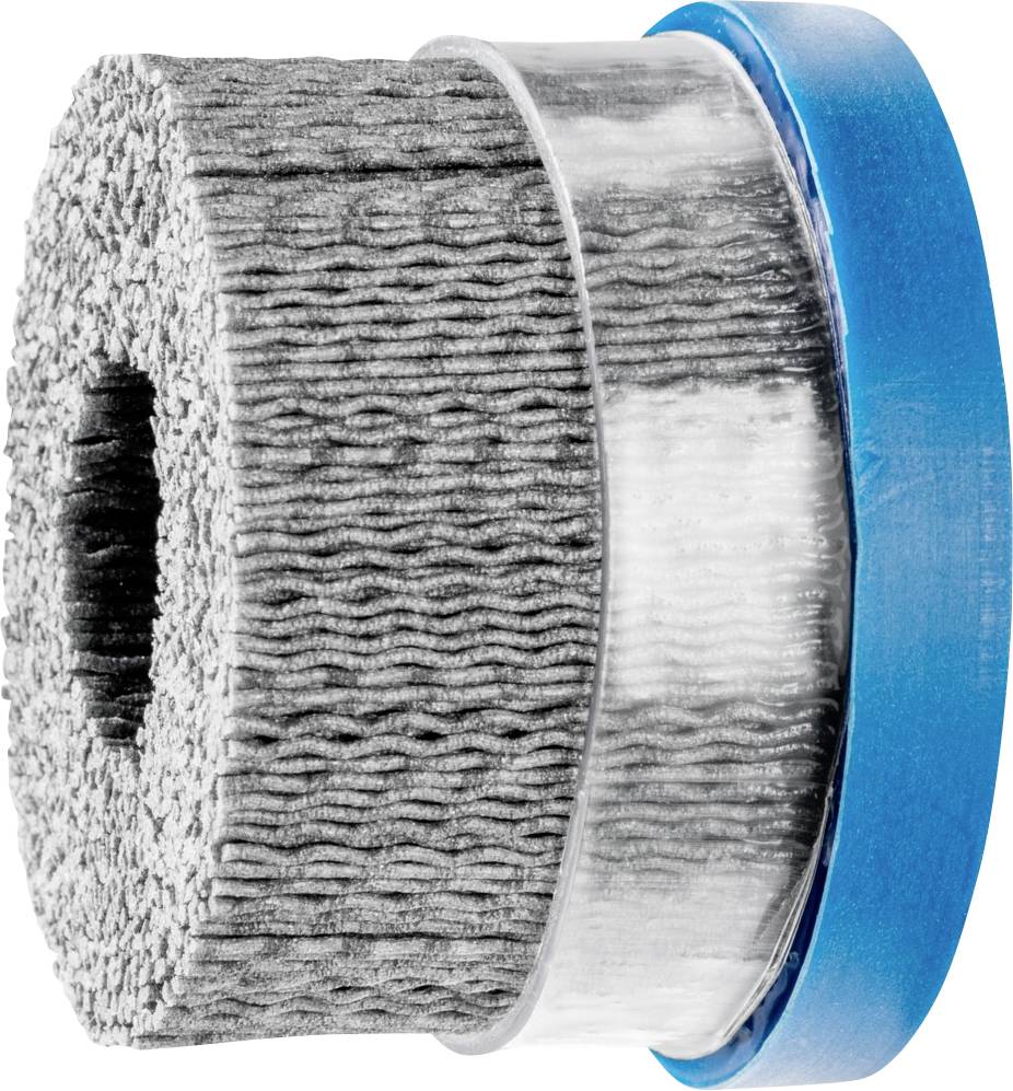 Rouleau en matériau gris ondulé, enroulé dans du film plastique, avec un ruban bleu sur le côté.