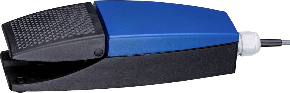 Pédale de commande avec boîtier bleu et pédalier structuré, reliée par un câble. Utilisée pour commander des machines sans les mains.