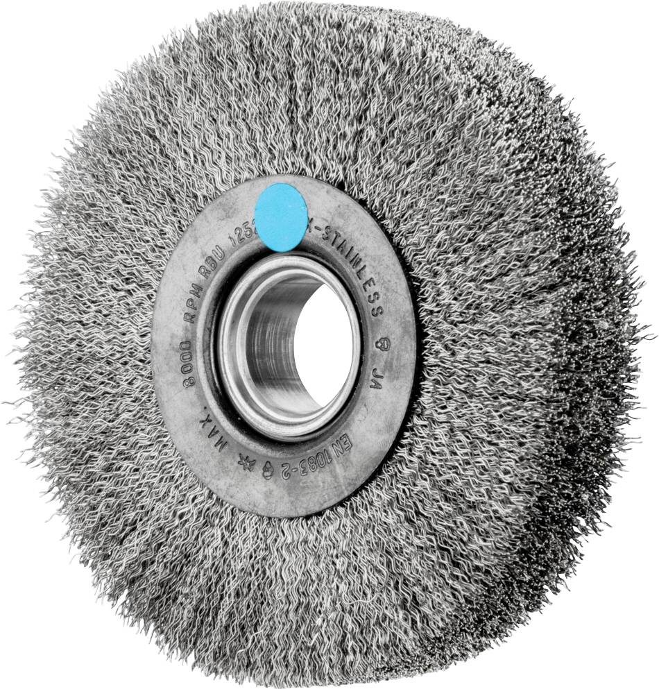 Une brosse métallique rotative en acier inoxydable, ronde, à poils denses, avec insertion métallique centrale, utilisée pour le traitement de surface.