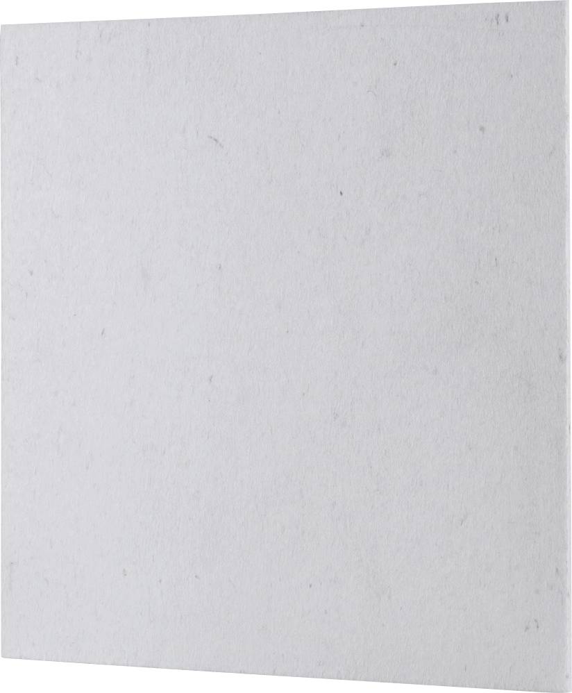 Une feuille de papier blanche, carrée, avec une surface légèrement texturée, photographiée en biais.