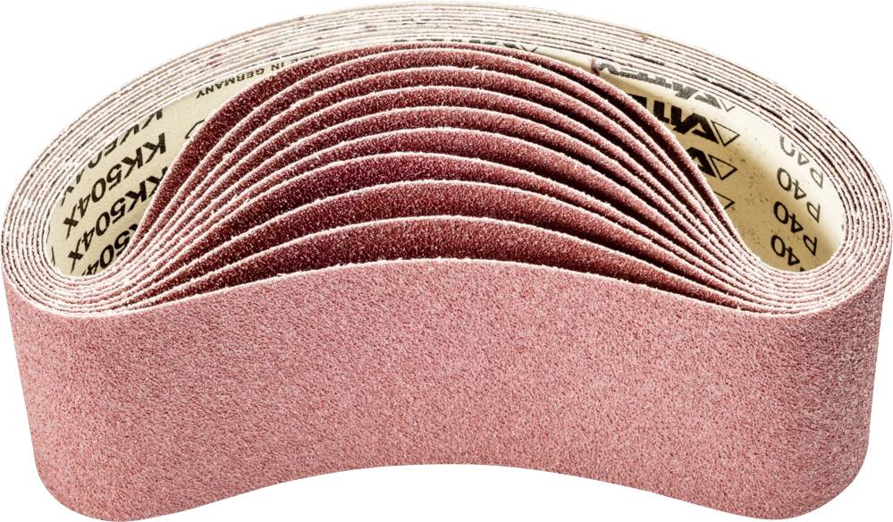 Une pile de bandes abrasives rouges utilisées pour des travaux de ponçage. Les bandes sont disposées dans une forme incurvée.