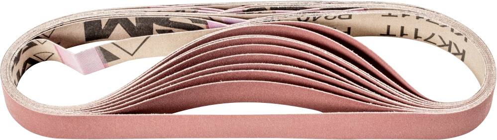 Une pile de bandes abrasives, brunes et texturées, qui se chevauchent uniformément. Convient pour les machines à poncer.