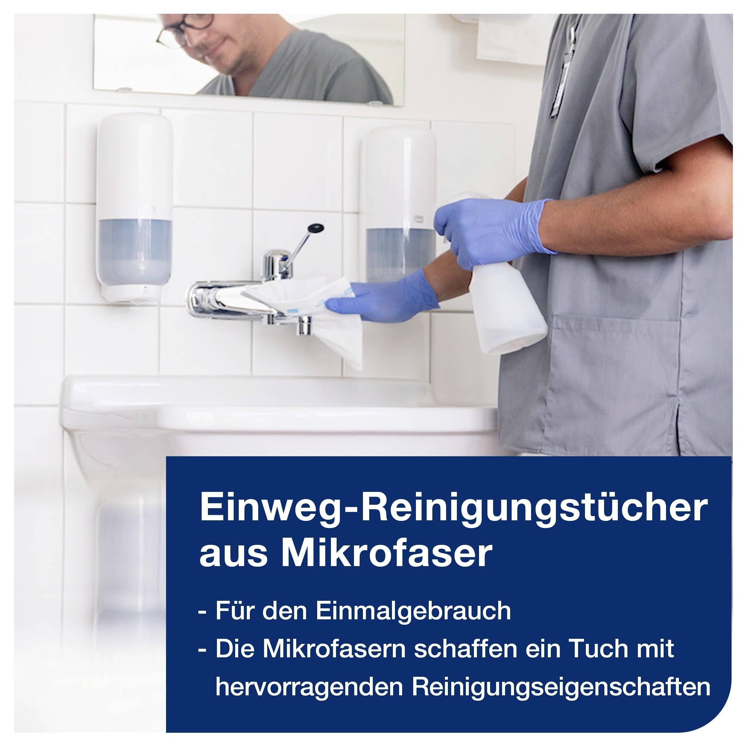 Personne nettoie un robinet avec un chiffon de microfibre à usage unique. Texte : 'Lingettes de nettoyage en microfibre - Pour une utilisation unique'.