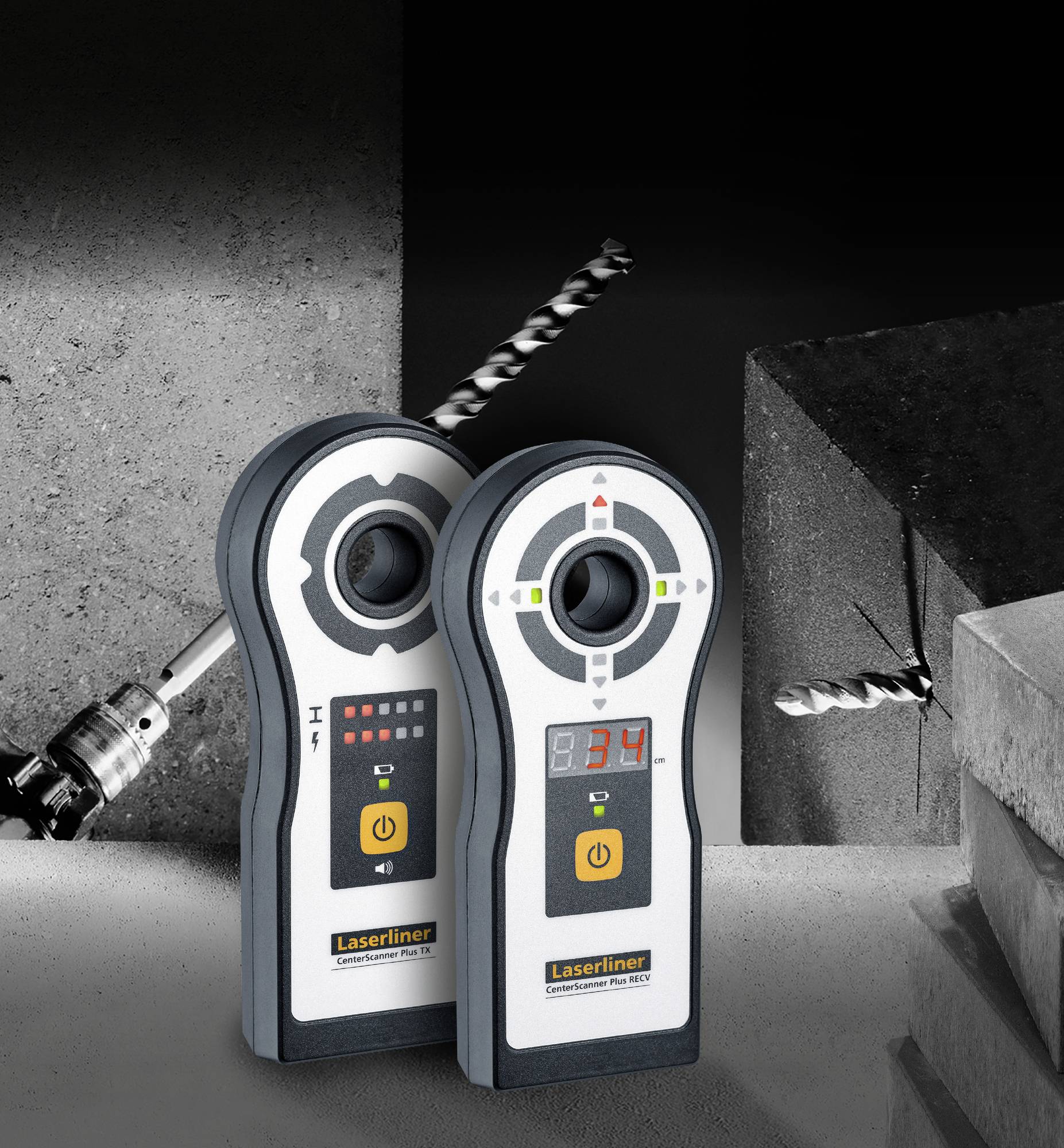 Deux scanners électroniques réglés sur différents modes, devant un fond de béton et de perceuses.