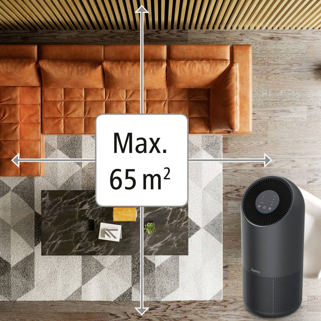 Une vue d'ensemble d'un salon, montrant un canapé orange et un purificateur d'air. Le texte 'Max. 65 m²' met en évidence la surface.