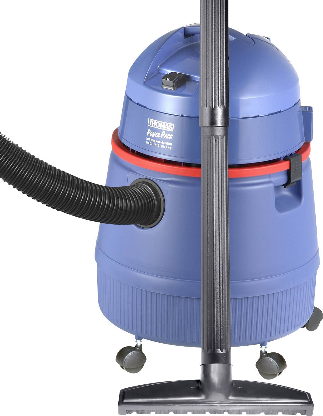 Un aspirateur bleu avec un accent rouge et un tuyau noir est posé sur des roues. L'aspirateur a une longue buse incurvée.