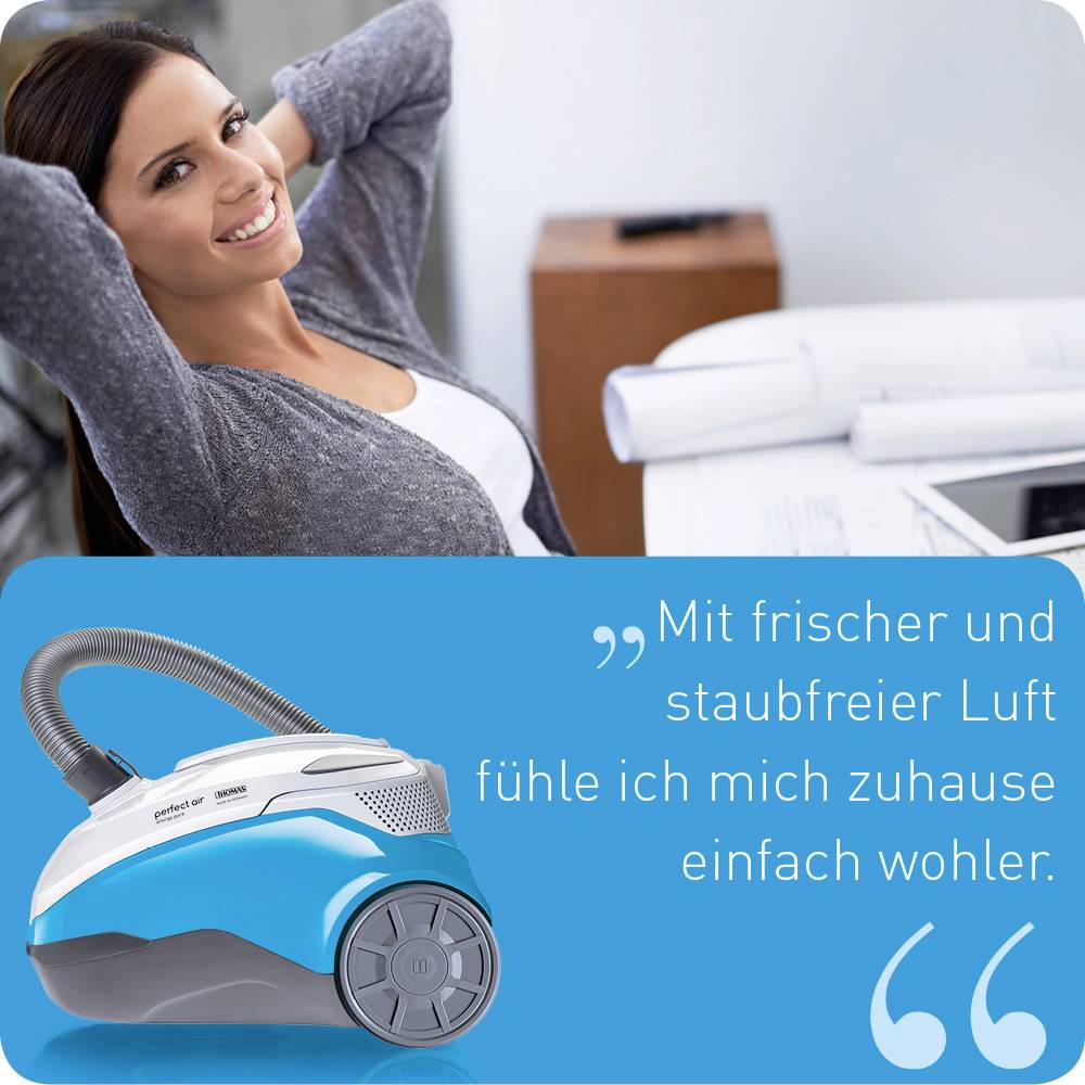 Une femme se détend et s'adosse confortablement, à côté d'un aspirateur bleu. Texte : 'Avec un air frais et sans poussière, je me sens simplement mieux chez moi.'