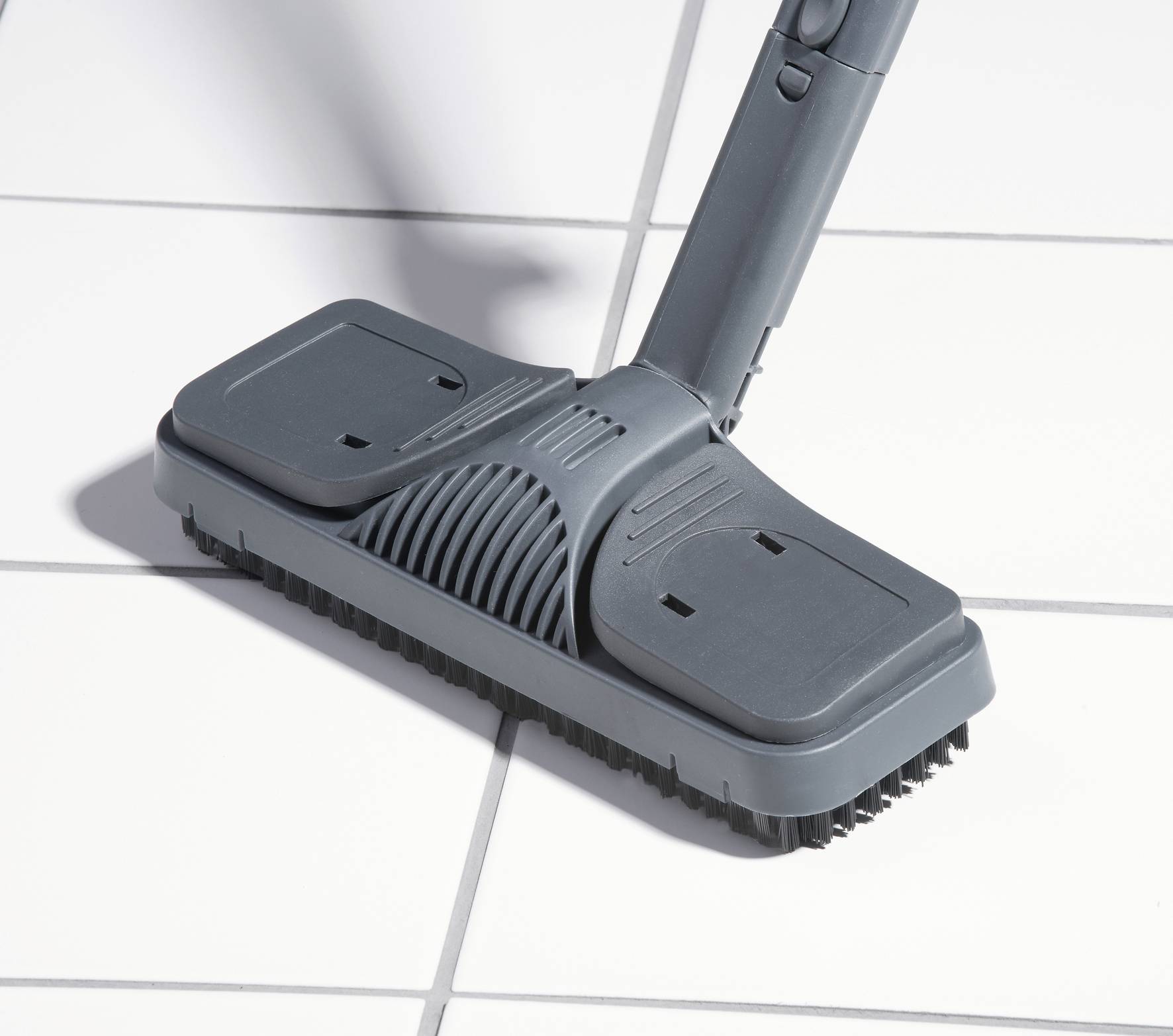 Embout d'aspirateur sur des carreaux blancs.