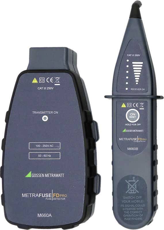 Deux appareils électroniques pour la détection de câbles : à gauche l'émetteur, à droite le récepteur. Les deux affichent des informations de fonctionnement et de tension.