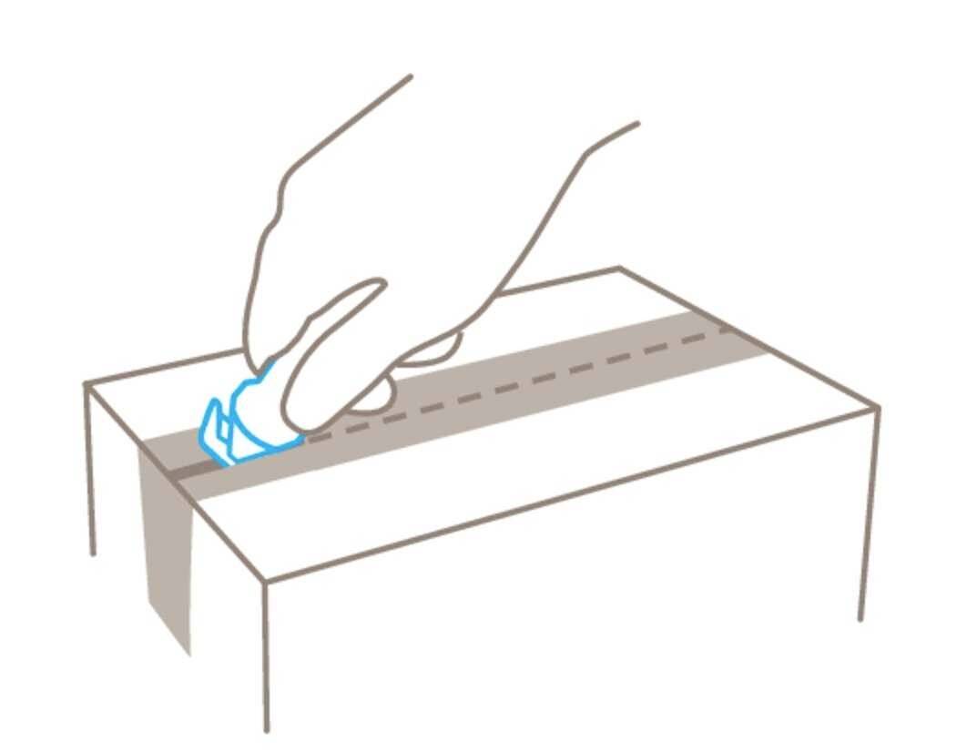 Une main glisse un papier dans un carton avec une fente, semblable à une boîte aux lettres ou à une urne électorale.