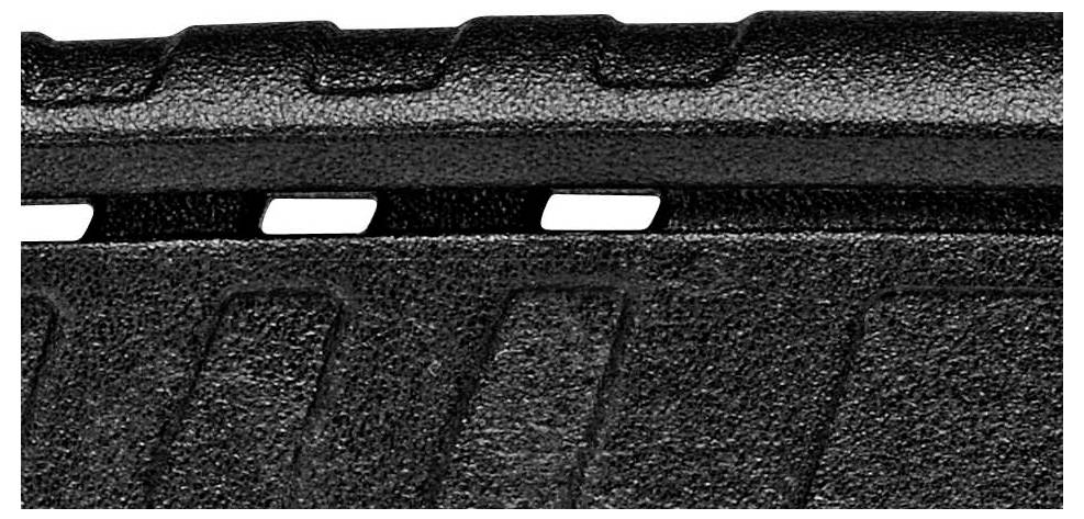 Gros plan sur une surface noire structurée avec un motif linéaire et des découpes rectangulaires sur les bords.