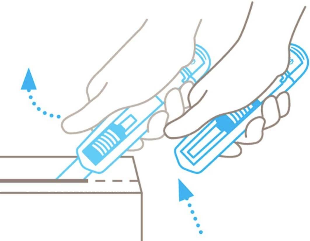 Deux mains tiennent un cutter et découpent un carton. Une main maintient le carton stable, tandis que l'autre guide la lame.