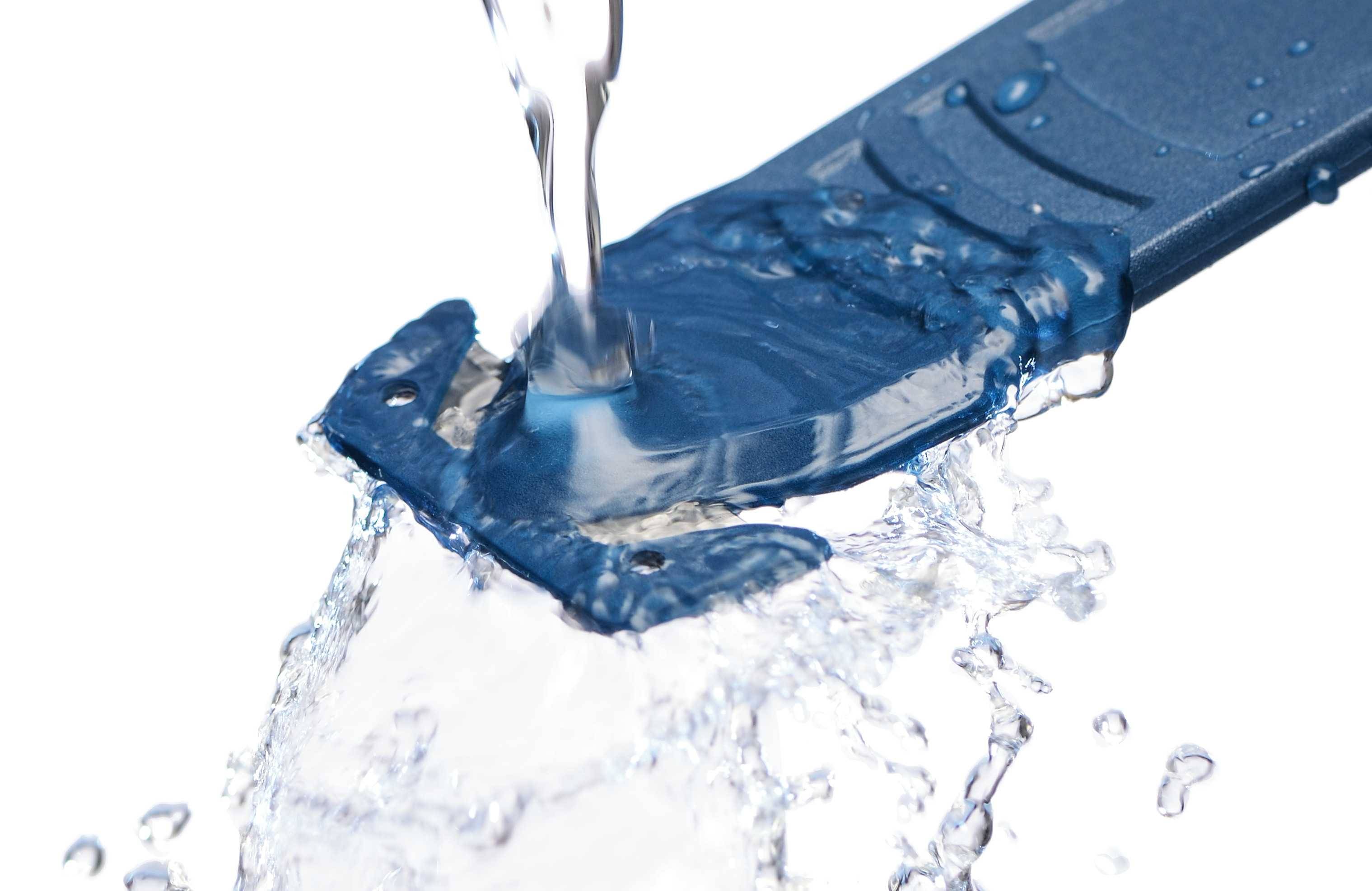 L'eau coule sur un appareil électronique bleu qui est probablement résistant à l'eau.