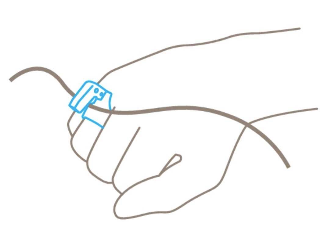 Une main tient un fil. Un dispositif est fixé au fil et à la main, probablement pour mesurer ou maintenir le fil.