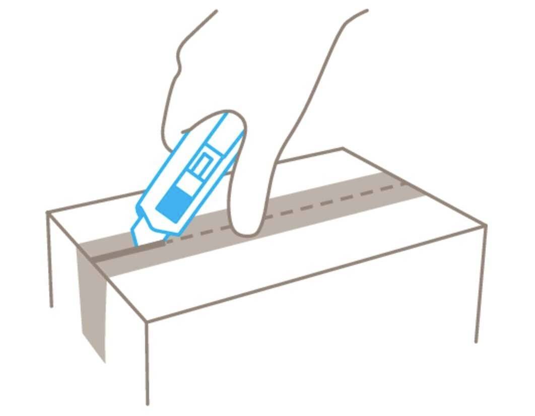 Une main utilise un cutter pour couper un ruban adhésif sur un carton.