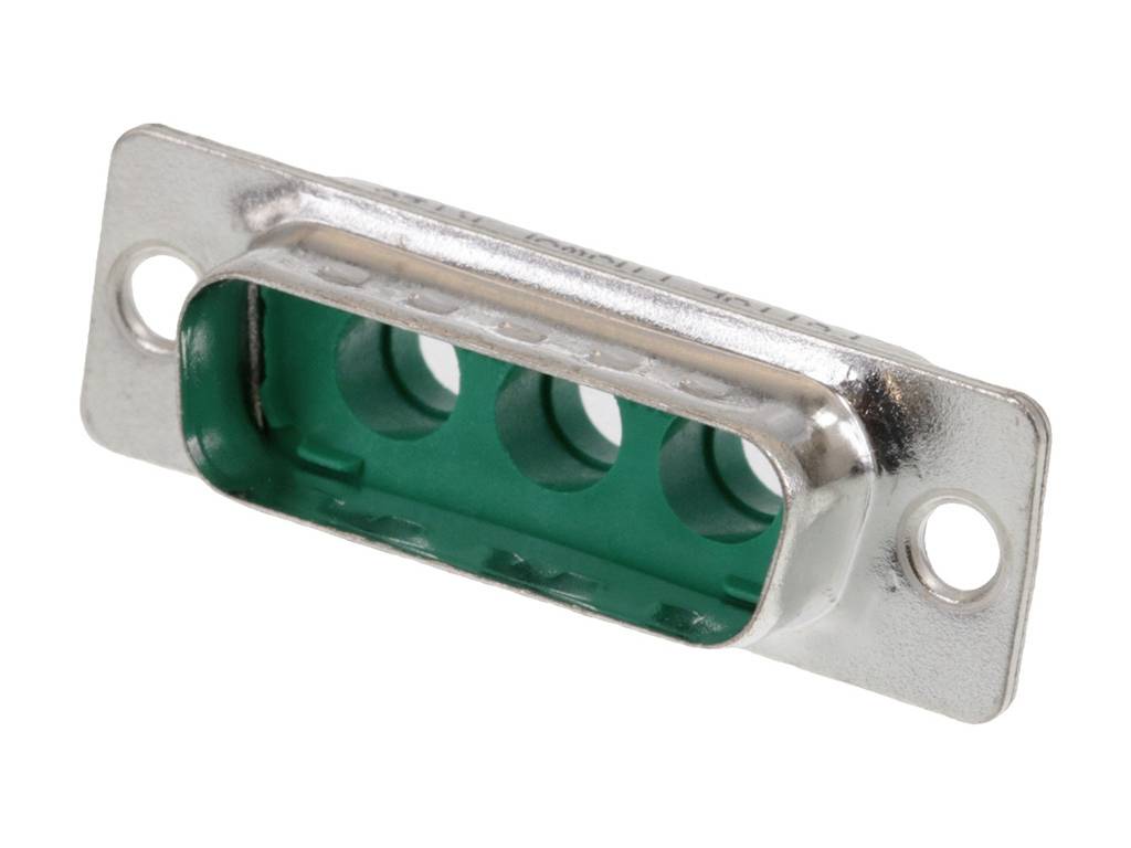 Un connecteur tripolaire avec boîtier métallique et couleur intérieure verte. Deux trous de fixation sur les côtés.