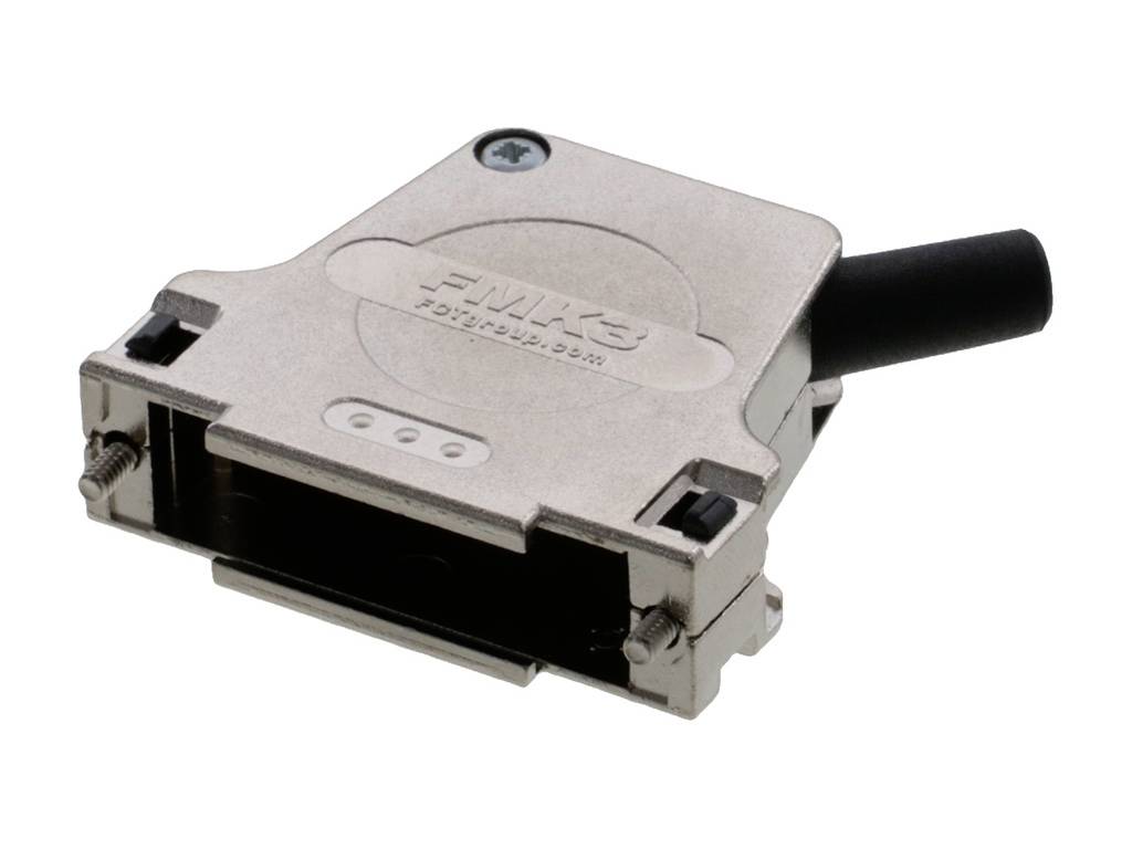 Connecteur métallique de forme carrée, avec un boîtier en plastique sombre sur le côté droit. Fermeture à vis en haut à gauche.