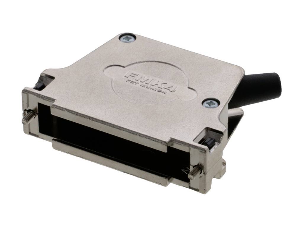 Pièce de connexion métallique avec raccordement rectangulaire et deux vis apparentes, adaptée aux applications techniques ou électroniques.