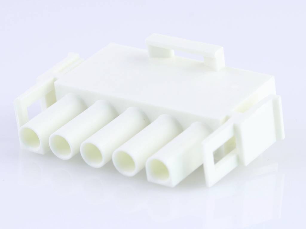 Une fiche en plastique blanc à six broches, vue de côté.