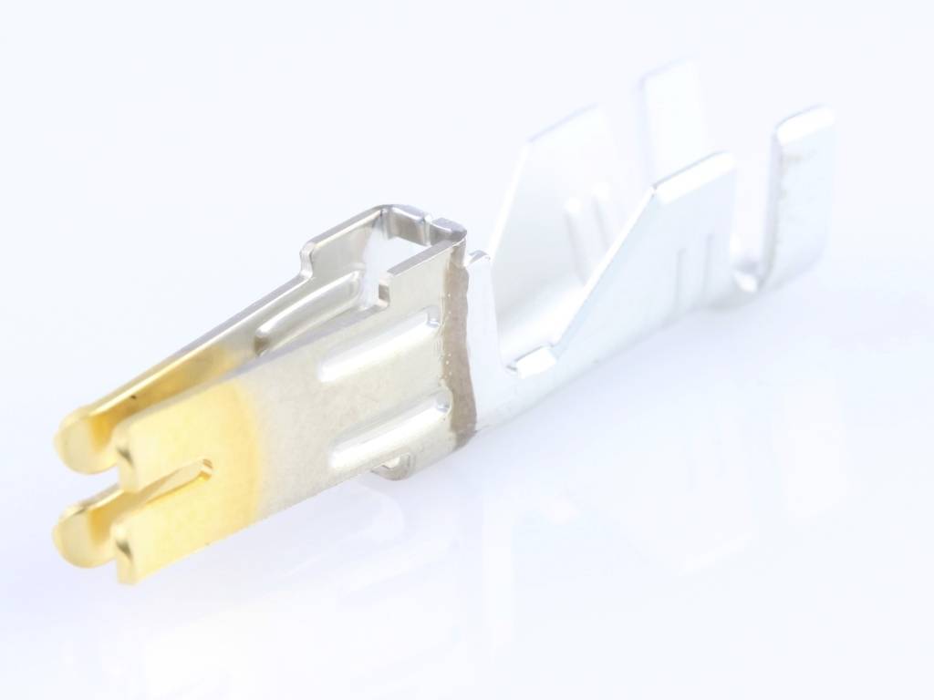 Un contact métallique unique, avec une finition or et argent, en suspension devant un fond blanc.