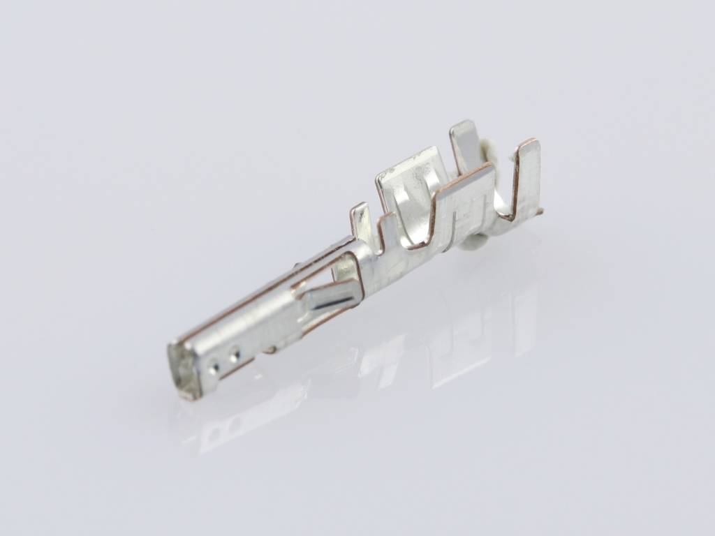 Une broche métallique argentée unique sur un fond blanc, probablement un connecteur électrique pour un système de câblage ou de connexion.