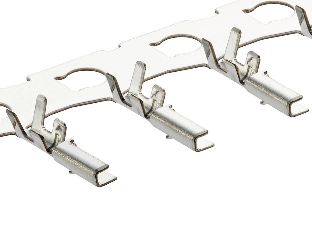 Des agrafes métalliques alignées, utilisables pour tenir ou fixer des objets, sur un fond blanc.