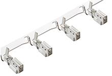 Une barre blanche équipée de cinq projecteurs orientables est montée sur un segment de plafond ou de mur.