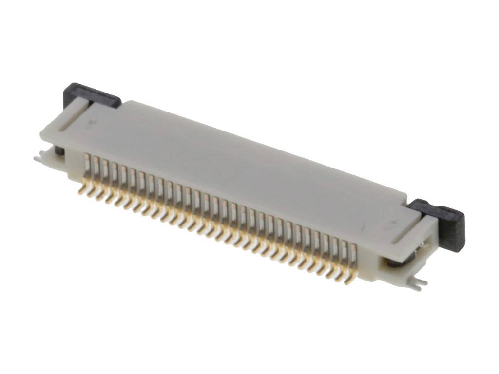 Un connecteur électrique blanc et gris avec plusieurs broches dorées, conçu pour un montage sur circuit imprimé, est posé sur un fond clair.