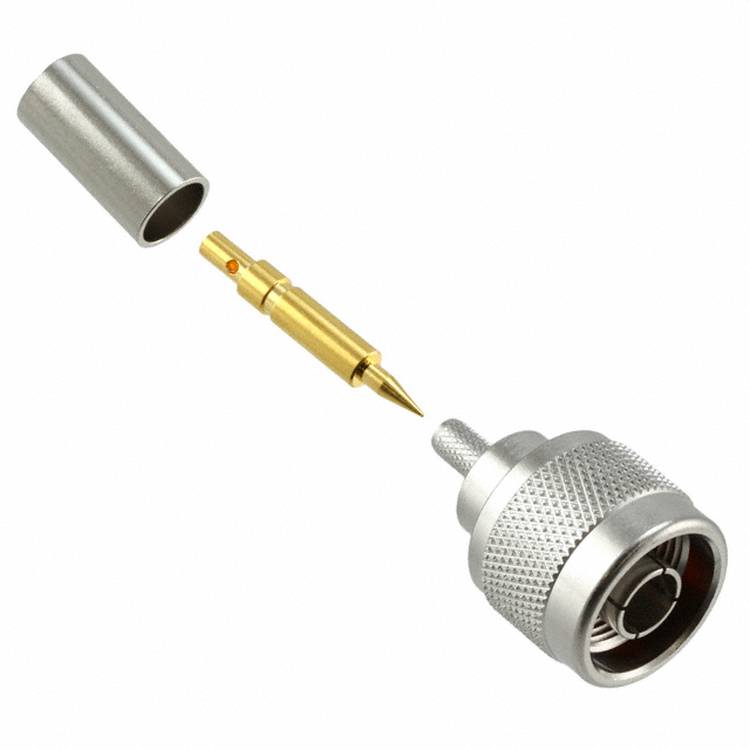 Zusammenbau des Stromsteckers zeigt Metallgehäuse, vergoldeten Steckerkontakt und metallischen Adapter. Komponenten zur Verbindung ausgerichtet.