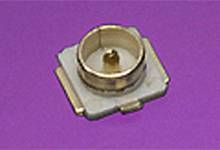 Un connecteur coaxial unique sur un fond lilas.