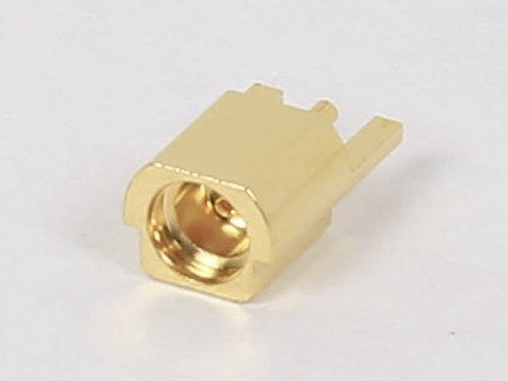 Connecteur coaxial doré sur fond blanc, généralement utilisé pour les signaux RF dans les appareils électroniques.
