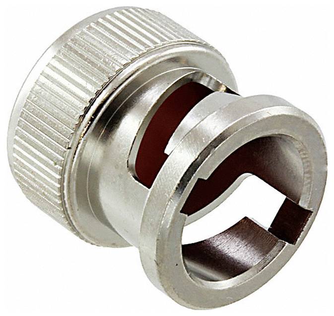 Un connecteur de tuyau métallique avec une extrémité filetée et une fente ouverte, utilisé pour fixer solidement les tuyaux aux appareils ou aux sources d'eau.