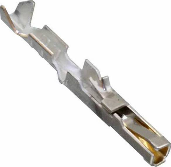 Nahaufnahme eines Metallkrimm-Steckerkontakts mit zwei Kontaktzinken, der zum Verbinden von Drähten in einem elektrischen Stecker oder einer Buchse verwendet wird.