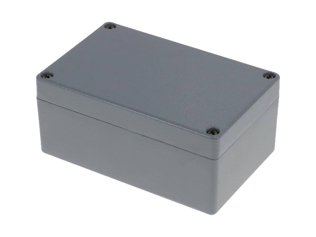 Boîtier gris rectangulaire avec quatre vis aux coins. Il semble servir de protection pour des composants électroniques.