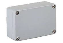 Boîtier rectangulaire gris comportant quatre vis, utilisé pour protéger les composants électroniques contre les influences extérieures.