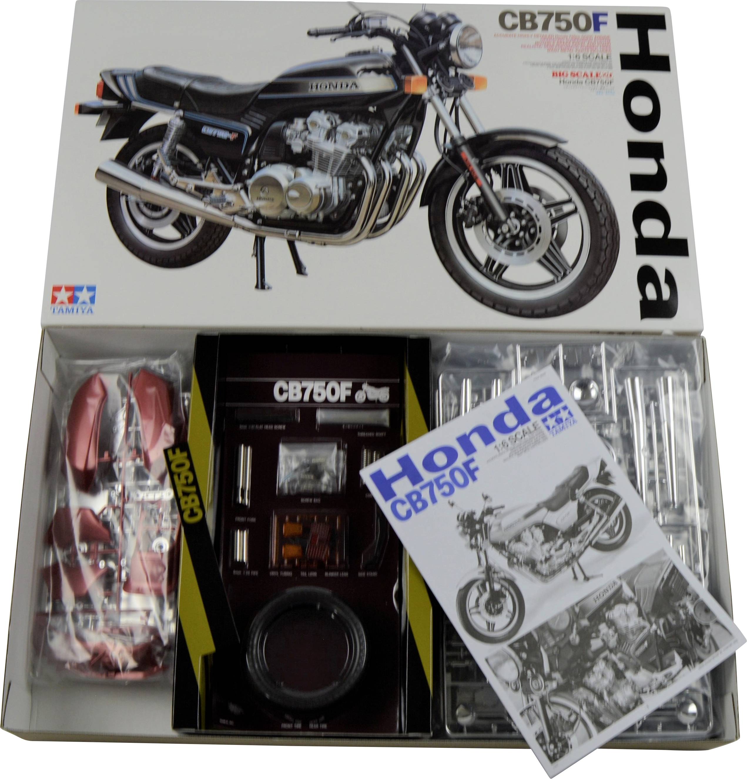 Kit de maquette de la Honda CB750F par Tamiya, comprenant des pièces et un livret d'instructions. Image de la moto sur l'emballage.