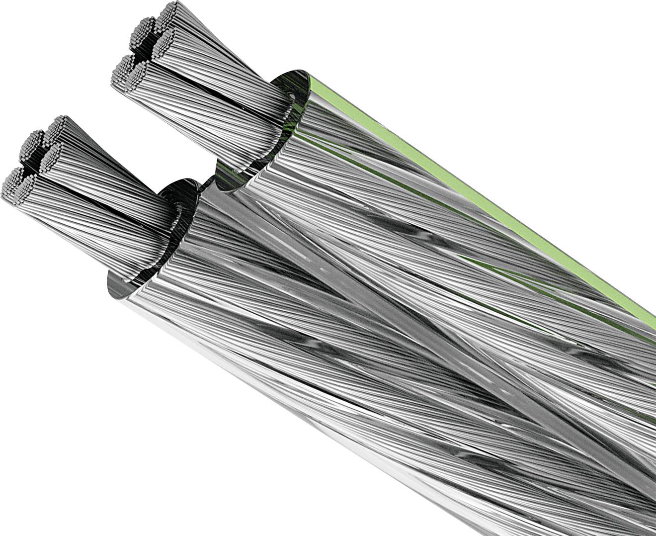 Fils d'aluminium argentés et regroupés, probablement destinés à des lignes électriques, sur un fond blanc.