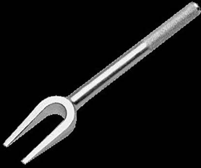 Une fourchette à viande en argent avec deux dents longues et étroites sur un fond noir.