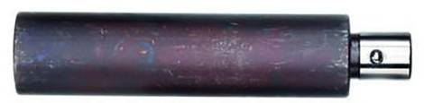 Bouteille cylindrique rouge foncé avec un vaporisateur argenté, présentée à l'horizontale.