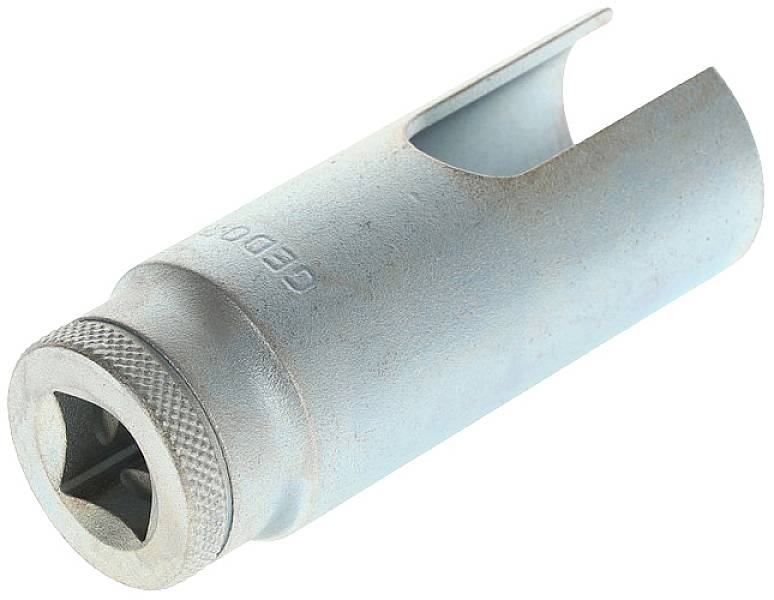 Une clé pour bougie d'allumage en argent avec une extrémité dentelée et une encoche latérale, adaptée au démontage des bougies d'allumage.
