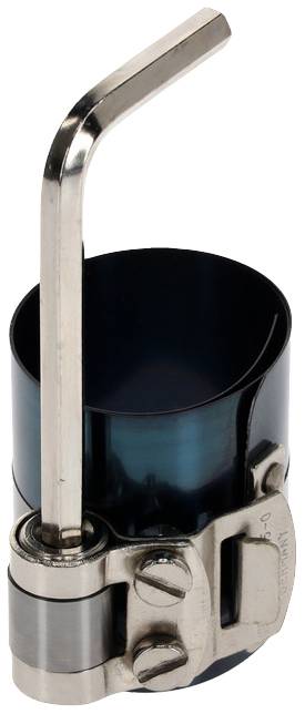 Collier métallique avec un tube en plastique noir et une clé en forme de L, probablement utilisé pour fixer ou serrer des vis.