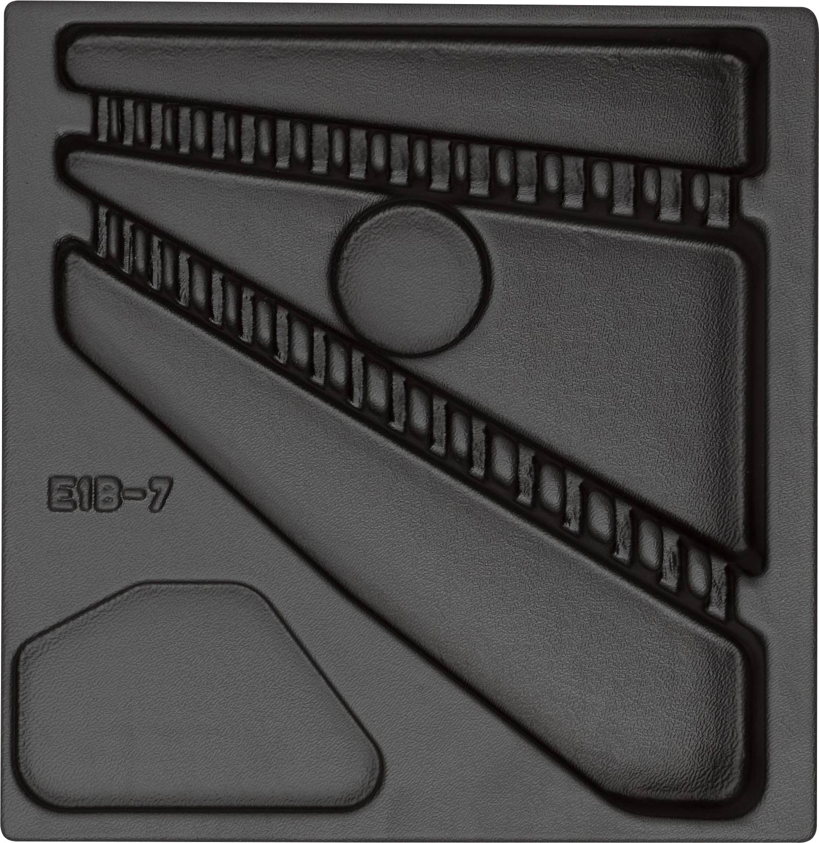 Une plaque noire rectangulaire avec des formes géométriques en relief et l'inscription 'E18-7' dans un coin.