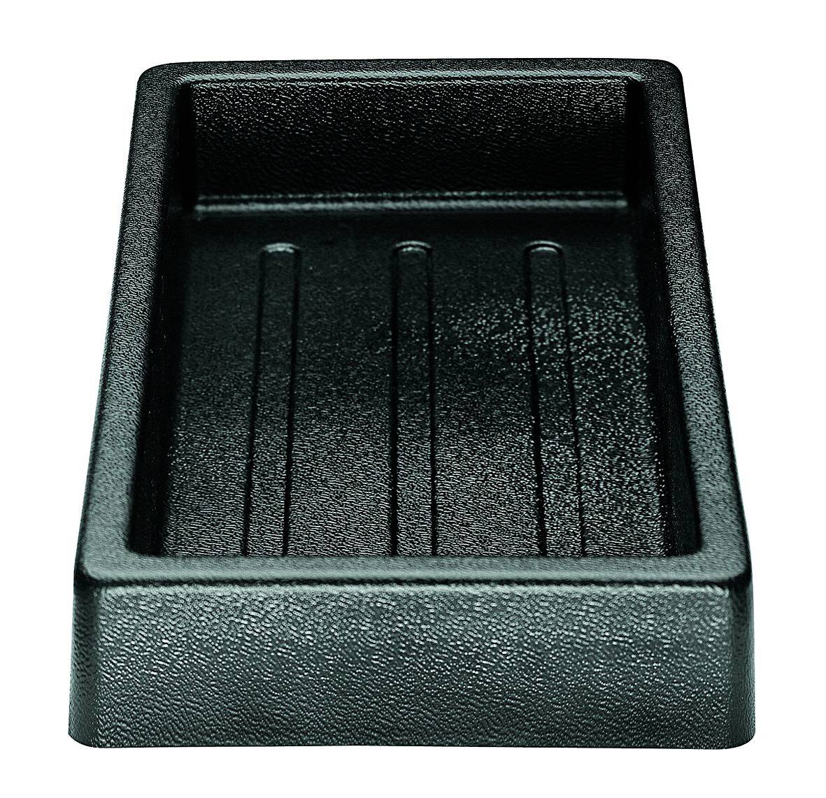 Un bac de récupération rectangulaire noir avec des bords surélevés et des rainures au fond. Il est vide et sert à collecter des liquides.