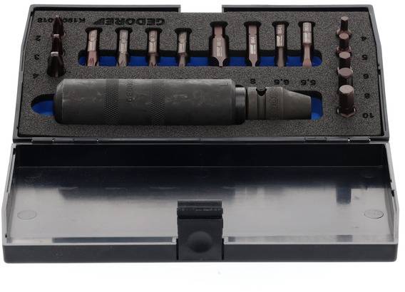 Un ensemble de tournevis avec plusieurs embouts interchangeables dans un coffret en plastique noir ouvert.