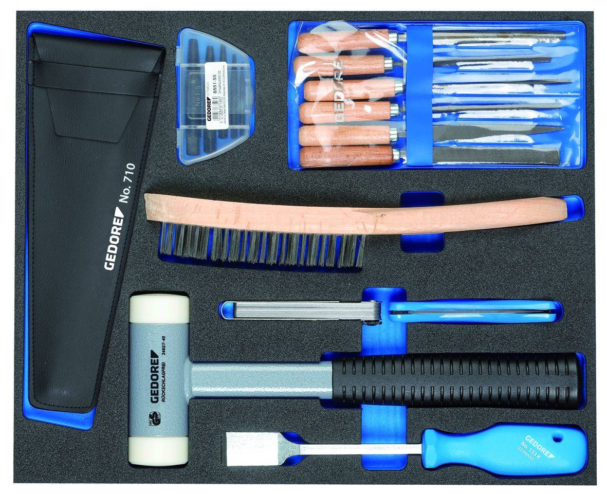 'Ensemble d'outils manuels dans un insert en mousse : hache, brosse, marteau, tournevis et burin, rangés pour un stockage facile.'