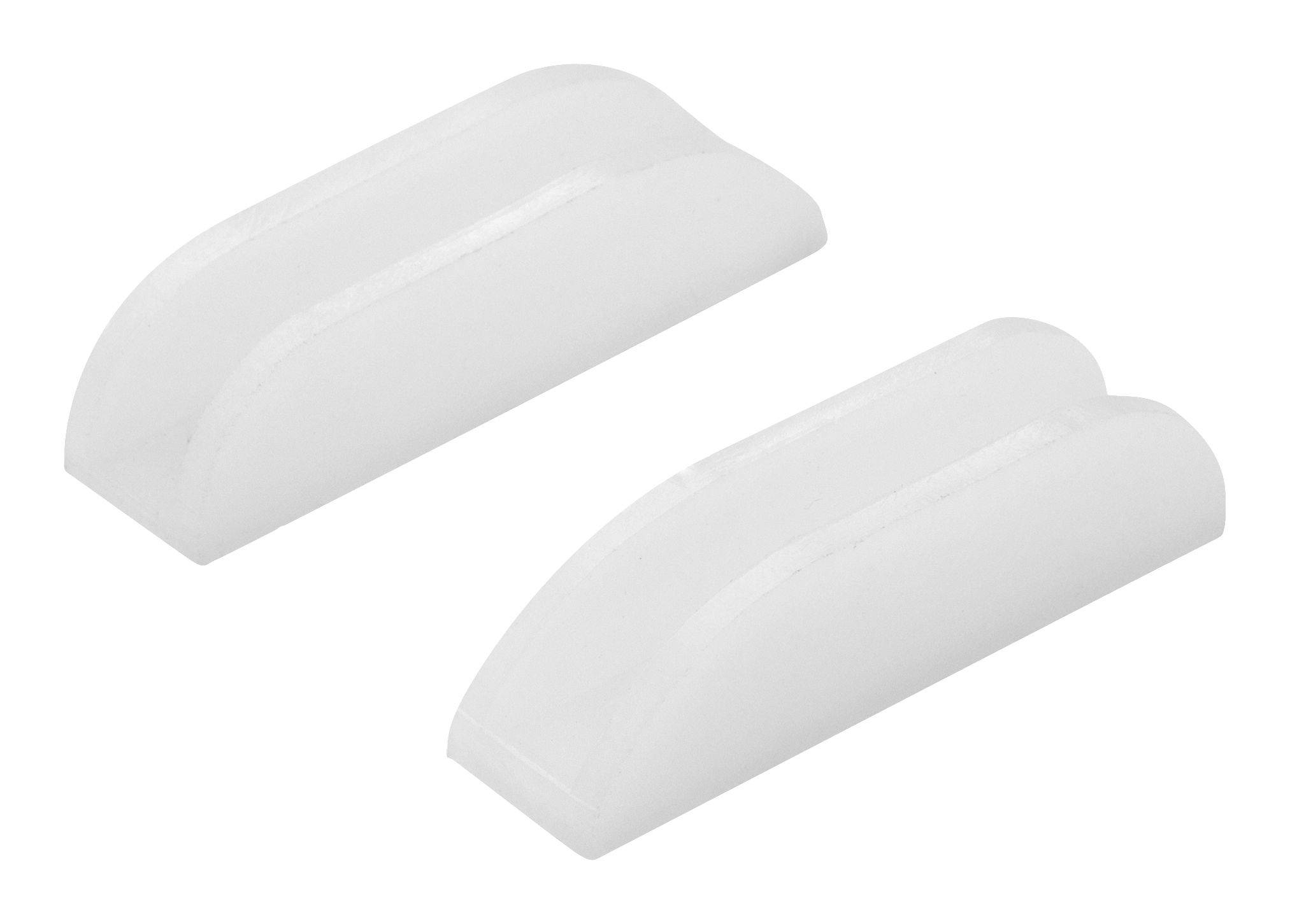 Deux objets en plastique blancs et incurvés côte à côte sur un fond blanc.