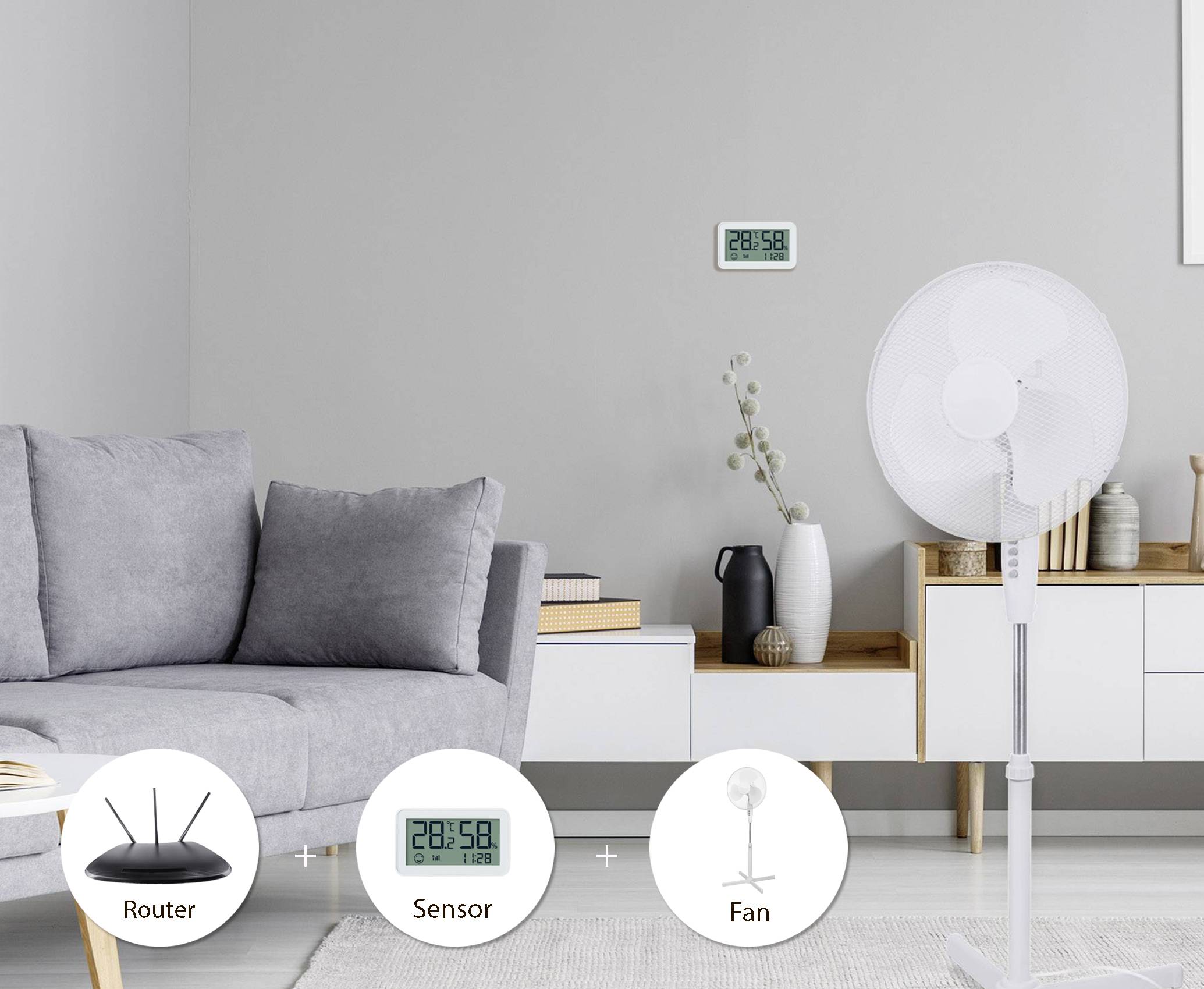 Décoration de salon moderne avec canapé gris, horloge numérique au mur et ventilateur. Les symboles en bas représentent un routeur, un capteur et un ventilateur.