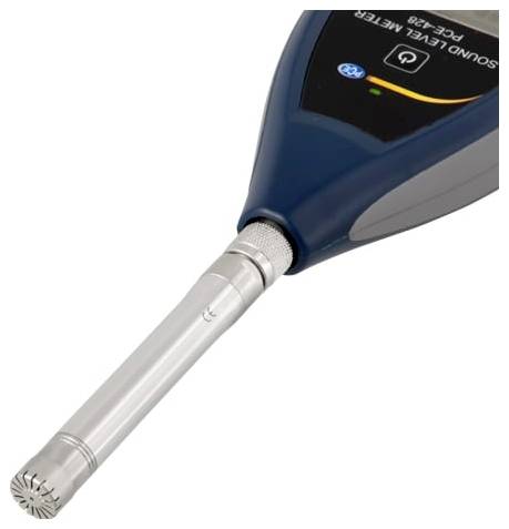Sonomètre portatif avec un long microphone à sonde argentée pour mesurer les niveaux sonores.
