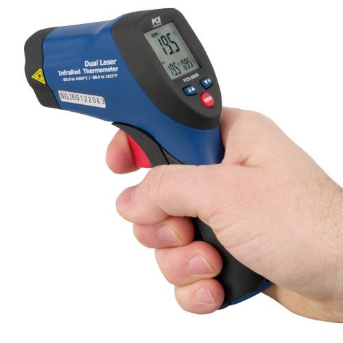 Un thermomètre à main est tenu, affichant une température de 19,5 degrés Celsius. Il est utilisé pour effectuer des mesures sans contact.